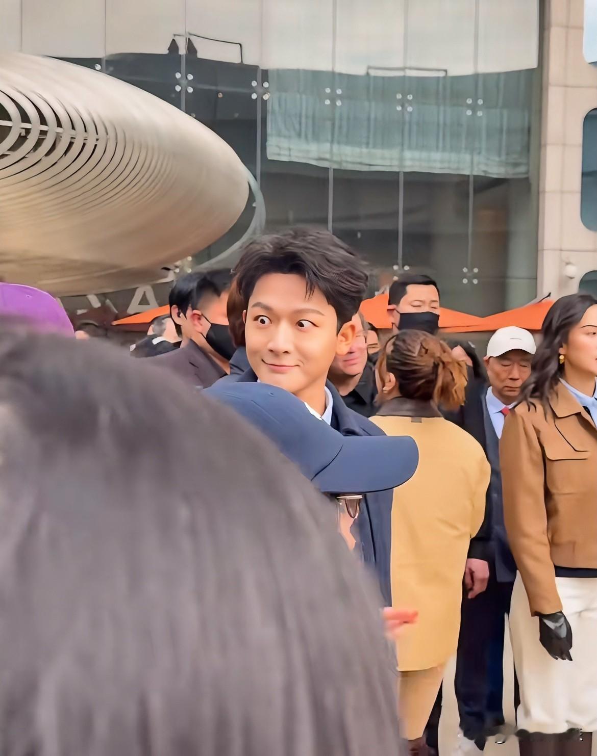 张晚意比檀健次害羞他的粉丝太社牛了被几位姐姐调戏🥴的不敢说话了！表情都管