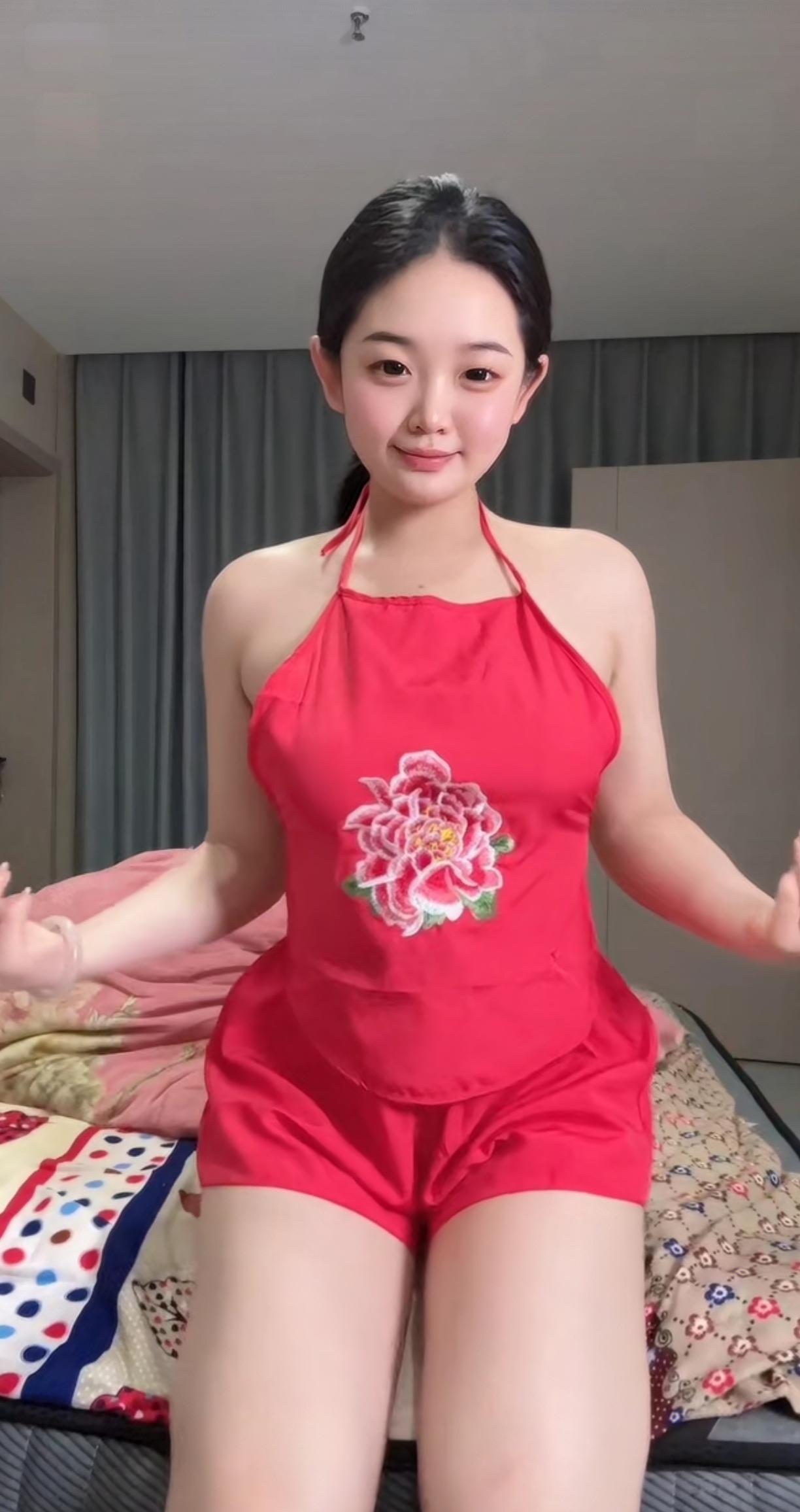 小姑娘穿红色肚兜更显皮肤白皙。