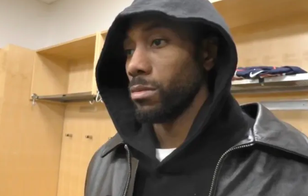 NBA常规赛，快船111-123不敌尼克斯。赛后快船球员科怀-伦纳德接受了记者