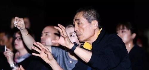 1997年，张艺谋父亲临终前，在病床上告诫儿子小心一个人，还说：“你根本不是他的