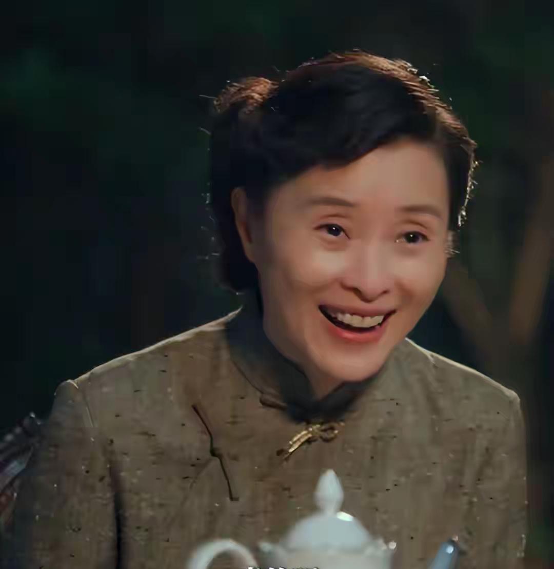 总感觉吴越不太对劲，别人忙着经营家庭、参加综艺刷热度的时候，她一门心思扑在拍戏