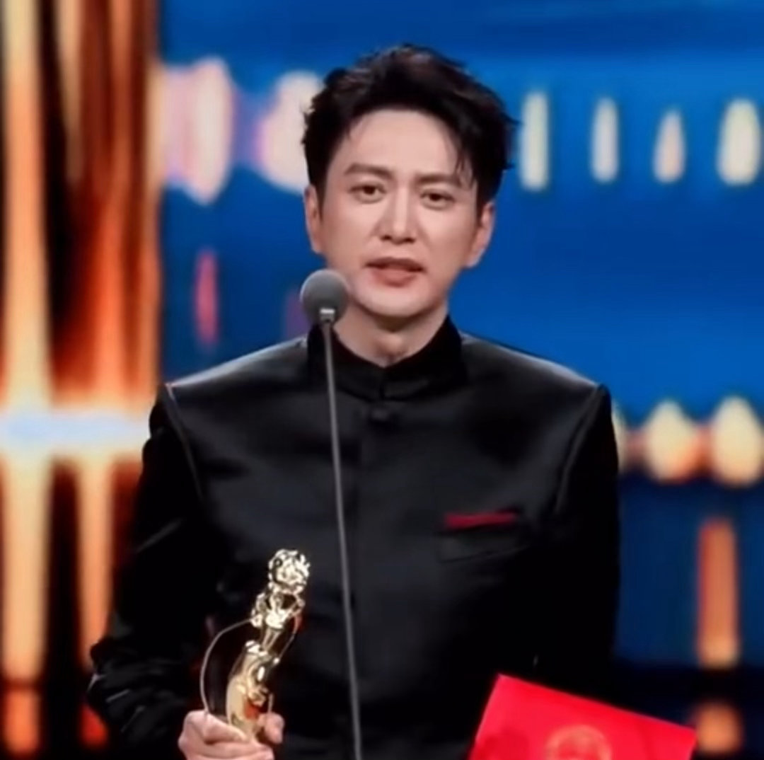 王仁君成功接班唐国强才子男装眼光真绝，早早锁定实力派。不追逐短期热度，儒雅气质