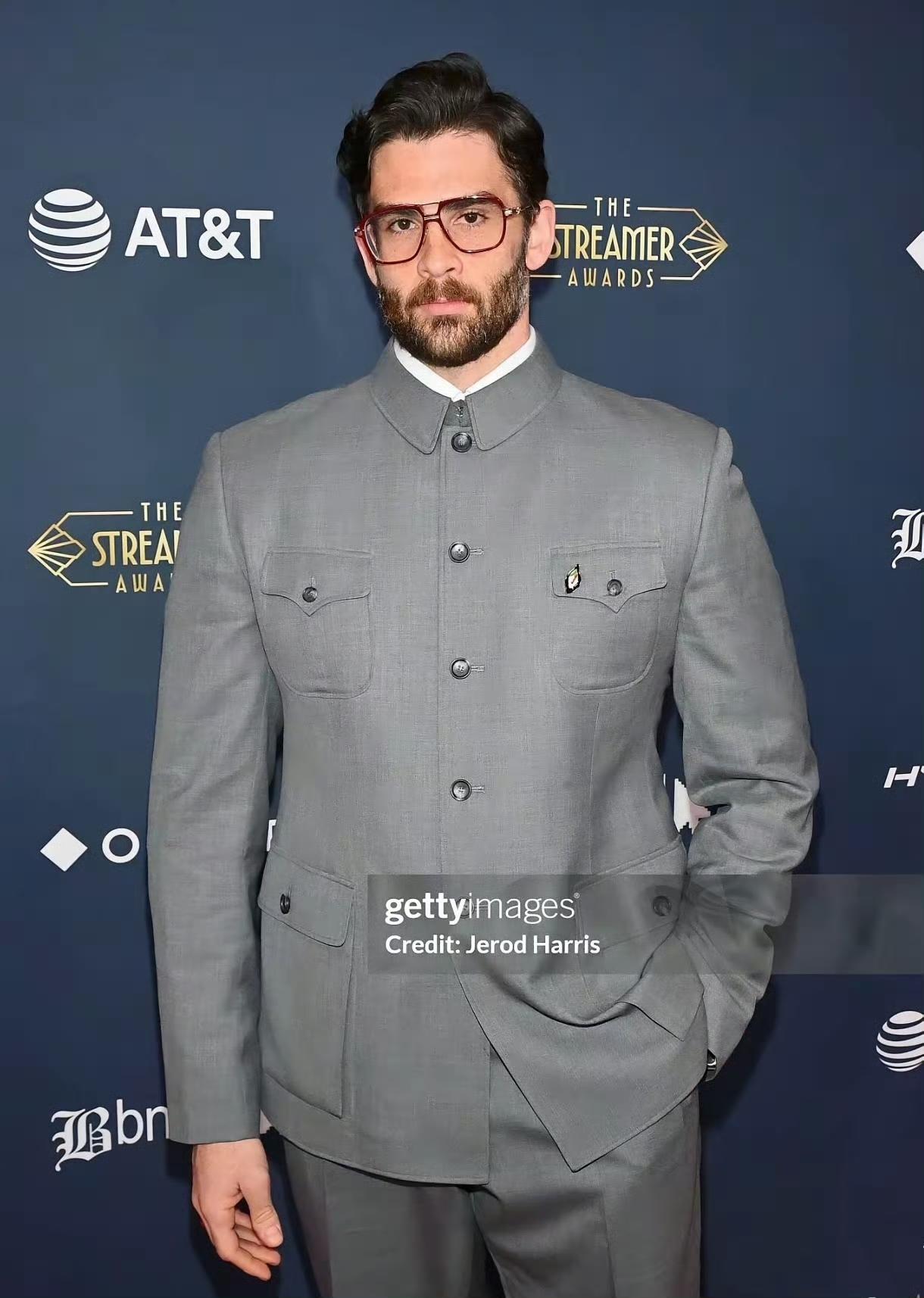 中山装太带派了，之前怎么没人想到宣传这个！外国一名人穿中山装出席颁奖典礼，迅速