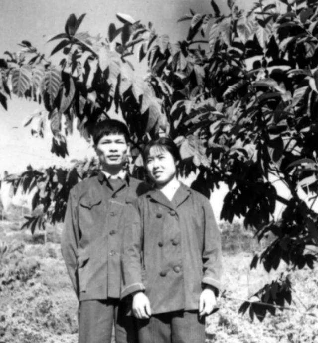 1971年，北京知青邵东平娶了地主家的女儿，洞房花烛夜，新娘问他“东平哥，我家出