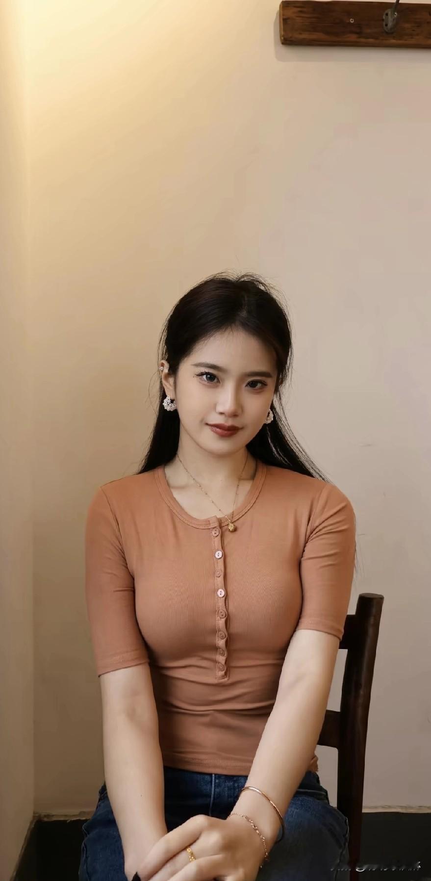 温柔甜美的少女，棕色短袖搭配牛仔裤，简约自然。