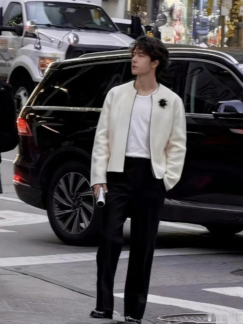 王一博纽约更新ins王一博就这么水灵灵地在纽约被偶遇了。顺带一提，背景那辆抢戏的