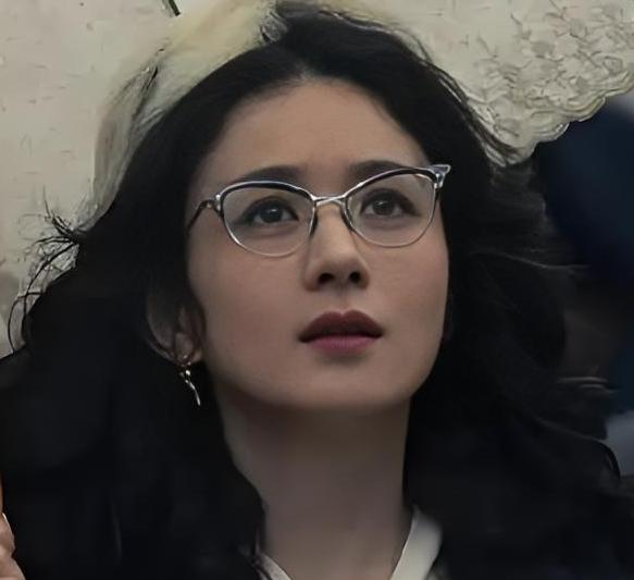 2026年1月13日，第44届香港金像奖报名名单确认，杨幂、赵丽颖凭电影《酱园弄