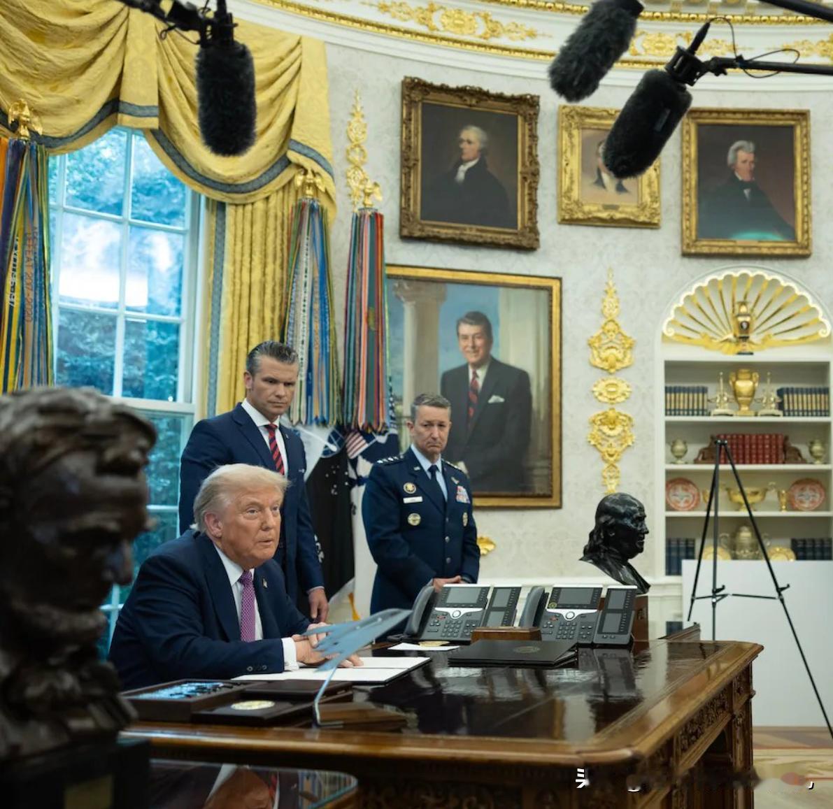 特朗普正考虑对委内瑞拉发动袭击，美军已做好攻击命令的准备！马杜罗向美国人民喊话不