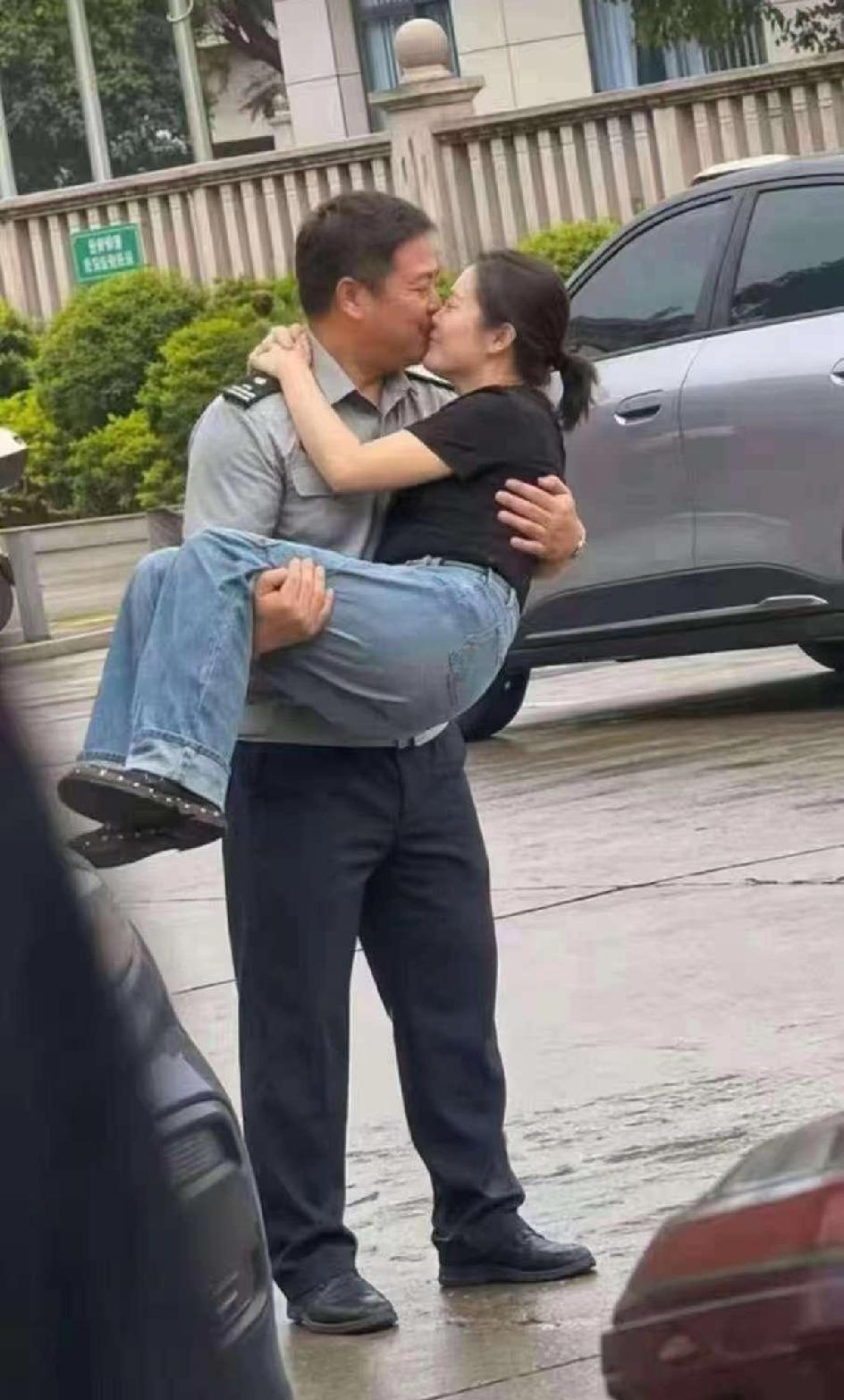 万能又万恶的网络把保安大叔和被打女子P成了相亲相爱的一家人。有人说保安大叔下手太