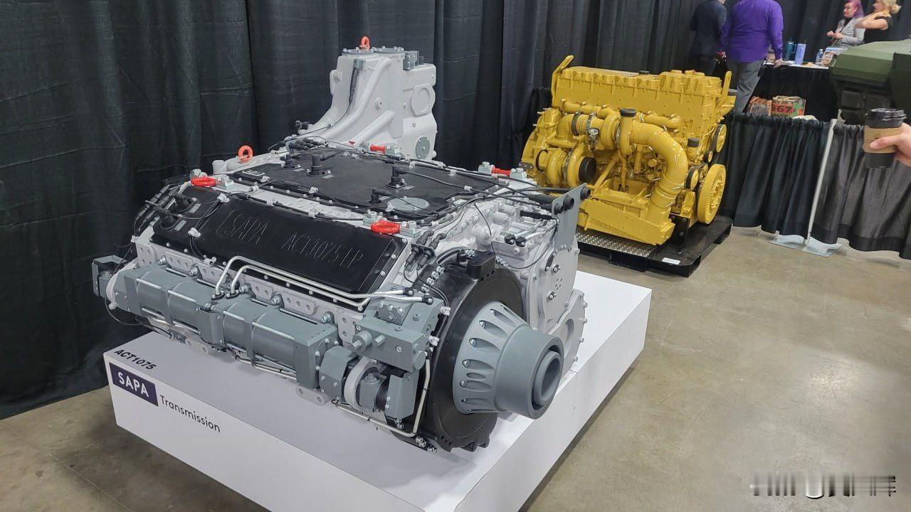 在底特律展会上亮相的美国M1E3“艾布拉姆斯”坦克该坦克正处于研发状态。它采