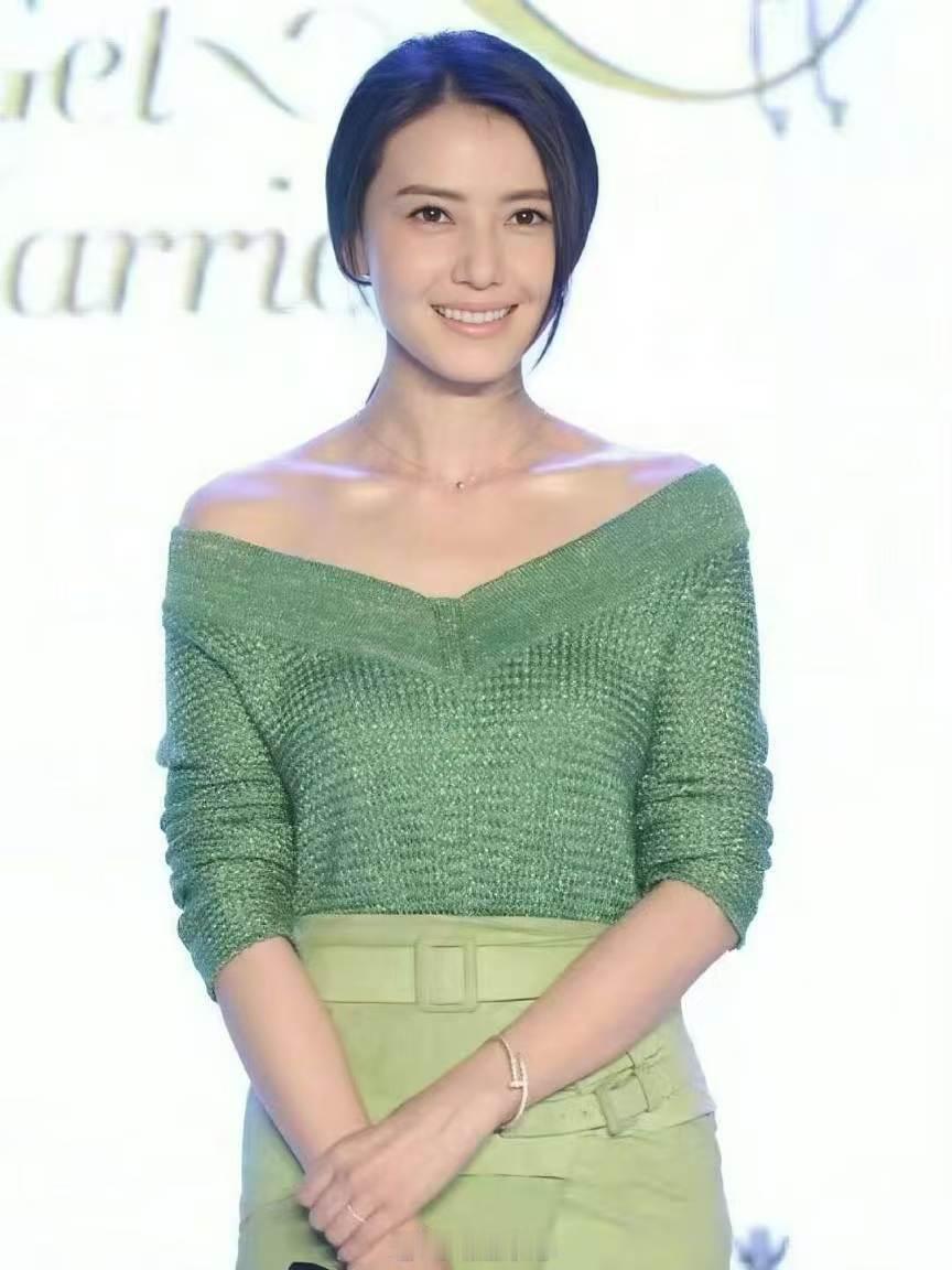 高圆圆腿不算细但很美