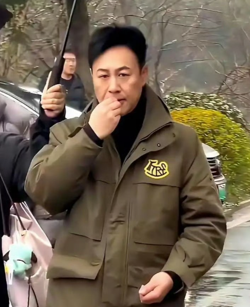 张颂文边走路边嗑瓜子，女助理旁边积极打伞，这不就是现实中的高启强吗