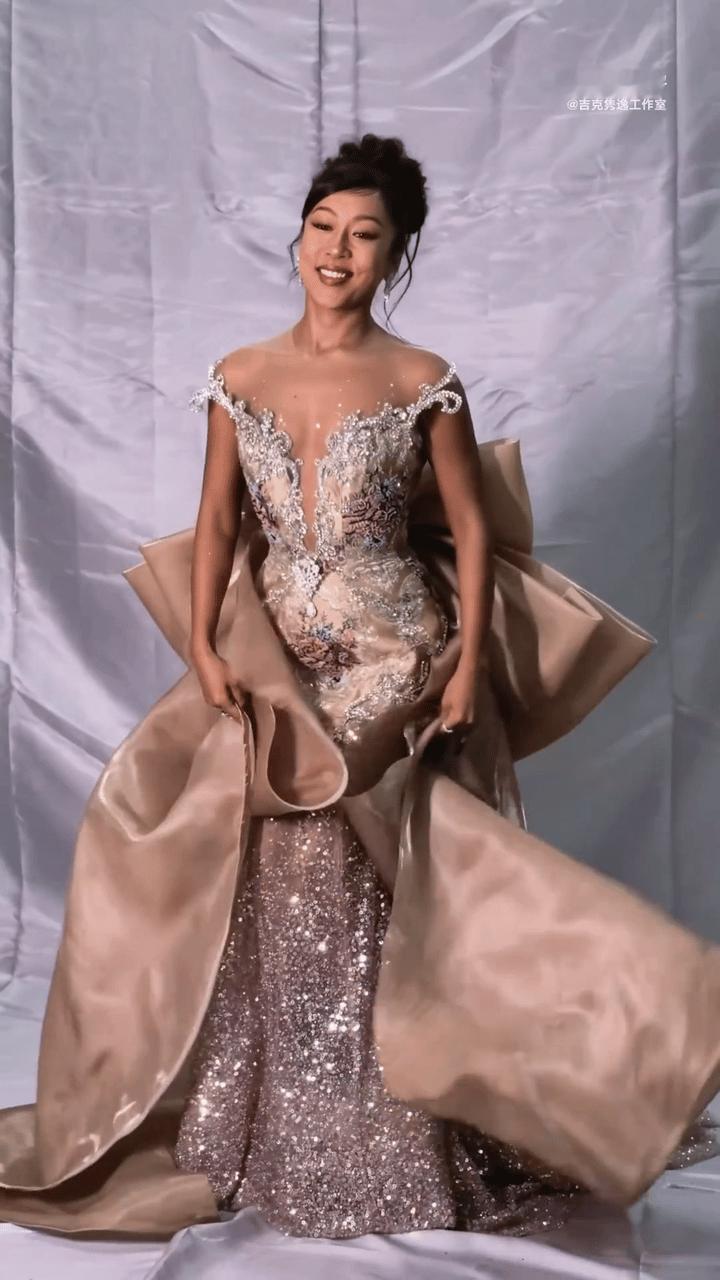 吉克隽逸背了个好大的蝴蝶结被吉克隽逸的造型狠狠惊艳！超大蝴蝶结缀在身后，瞬间打