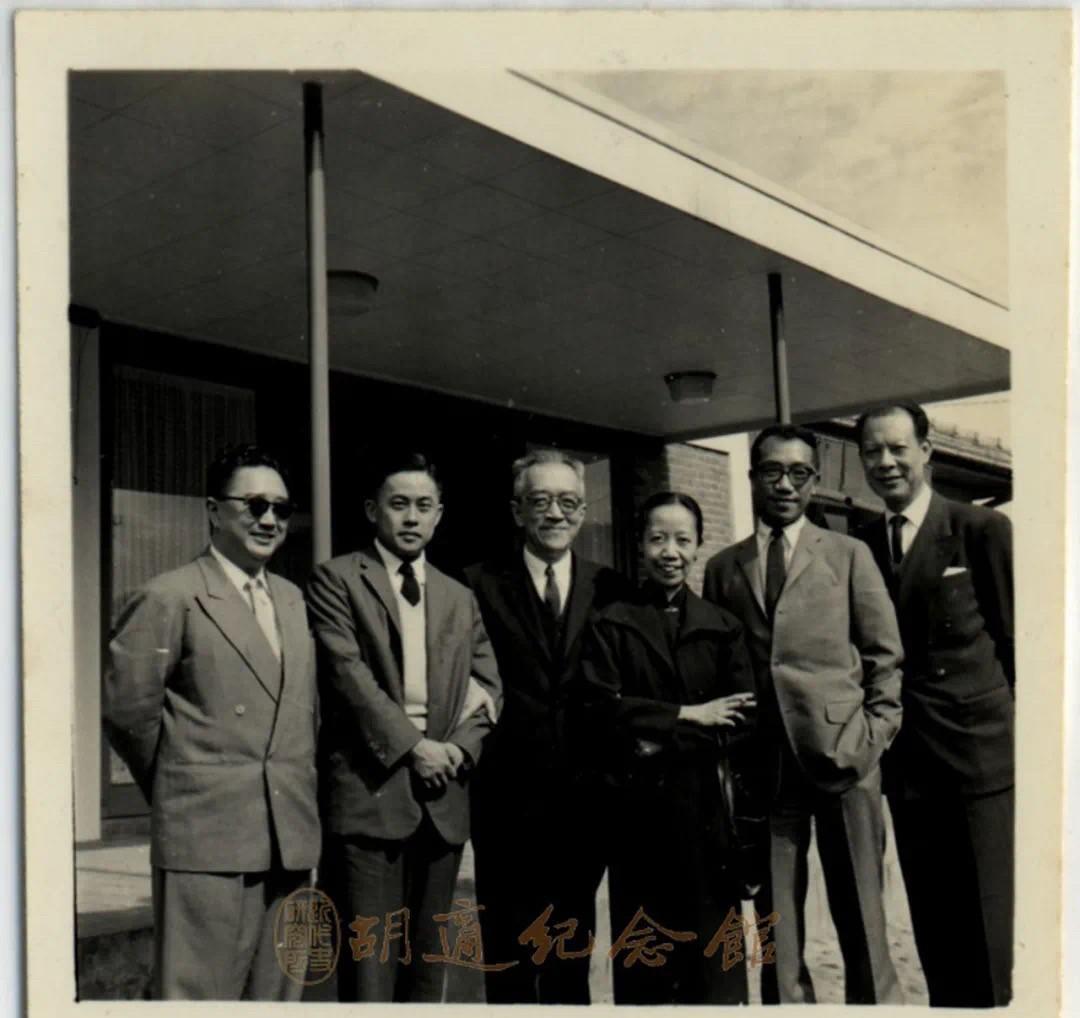 1960年1月12日，徐大春到南港寓所拜访胡适的合照左起：胡祖望、陈其明、胡适、