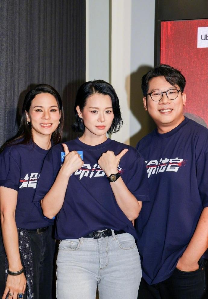 最近胡杏儿和张家辉一起宣传新片，两位站在一起很有兄妹范儿，也都穿的很时尚。胡