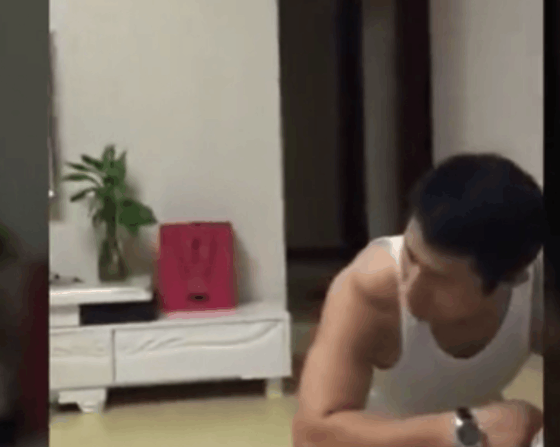 实拍: 儿子在学校玩手机, 爸爸替孩子挨打! 网友评论: 这是父亲, 也是榜样!