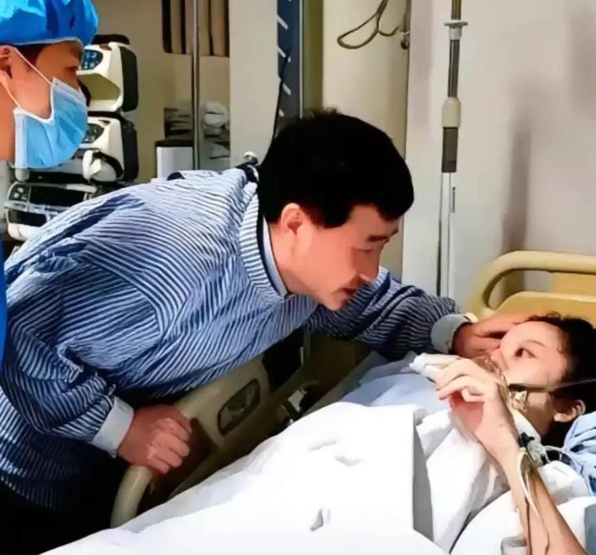 2011年，姚贝娜找到北大人民医院乳腺中心主人曹迎明，曹医生看到报告后建