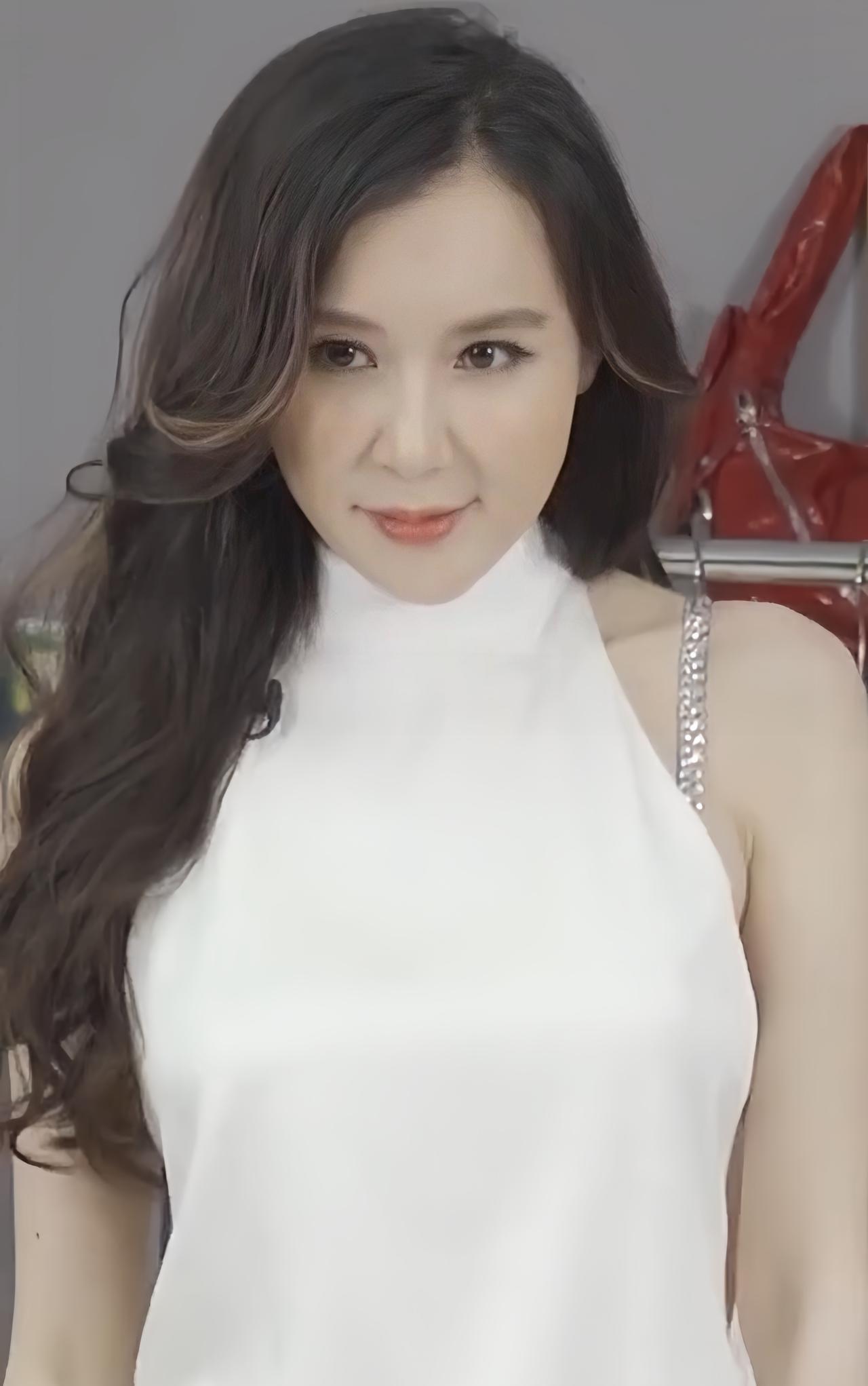 有点理解齐秦了！以前的我嗤之以鼻美女千千万，当年怎么就看上了萧蔷，还说自己喜