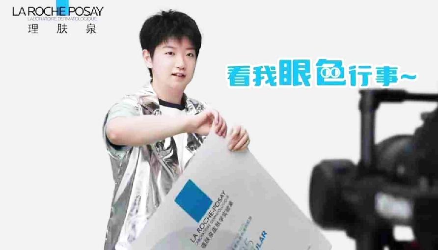 这花絮太搞笑了，莎莎又出洋相了。她可不是娇滴滴的小姑娘，只是轻轻地捋一下