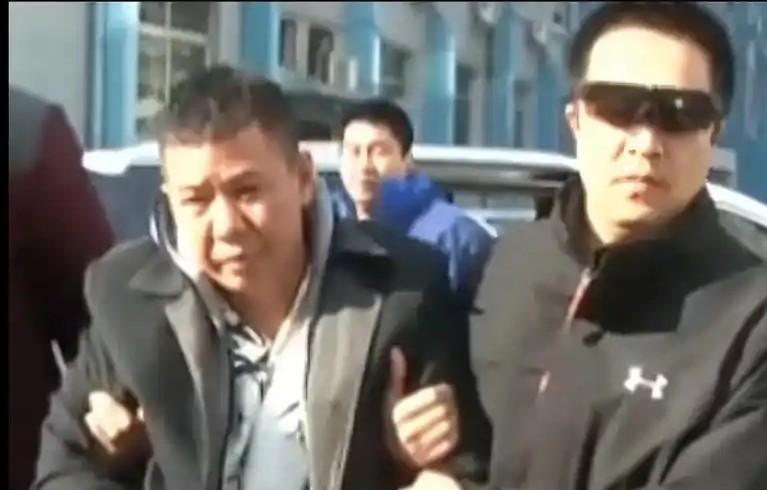 谁能想到，一个身背多项重罪、被判无期的黑老大，竟能把牢底坐穿变成“带薪休假”，硬