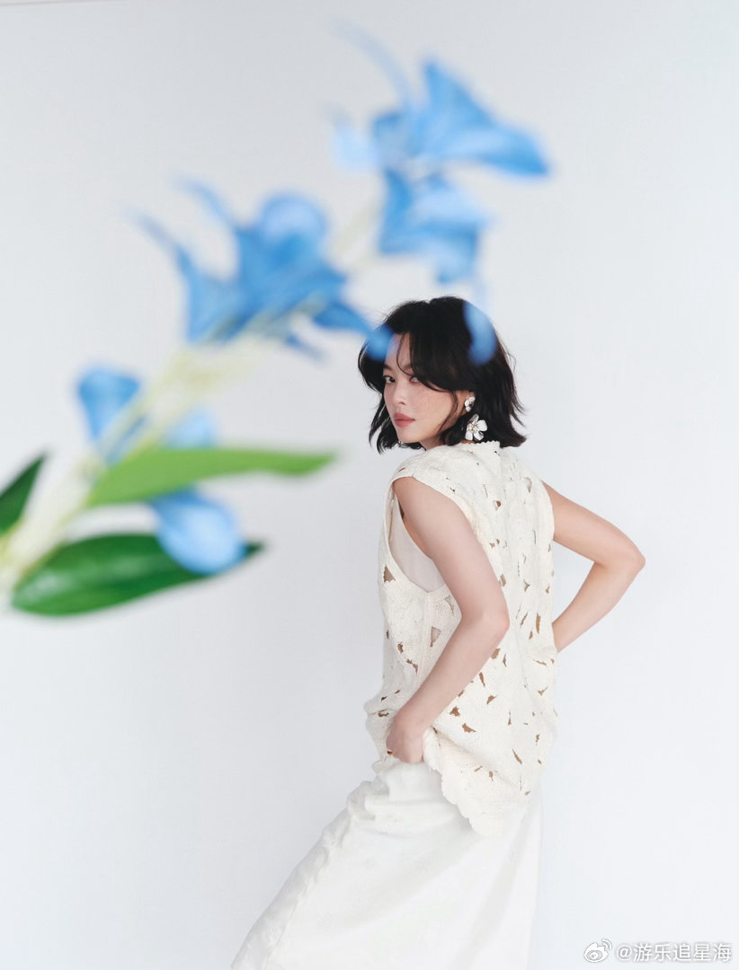 辛芷蕾溢出屏幕的生命力有些人穿衣服是衣服穿人，辛芷蕾穿衣服是她驾驭衣服。镂空罩