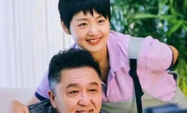 1998年的一天，郭德纲去于谦家做客，一开门看着一个相貌清秀的姑娘，郭德纲愣了一