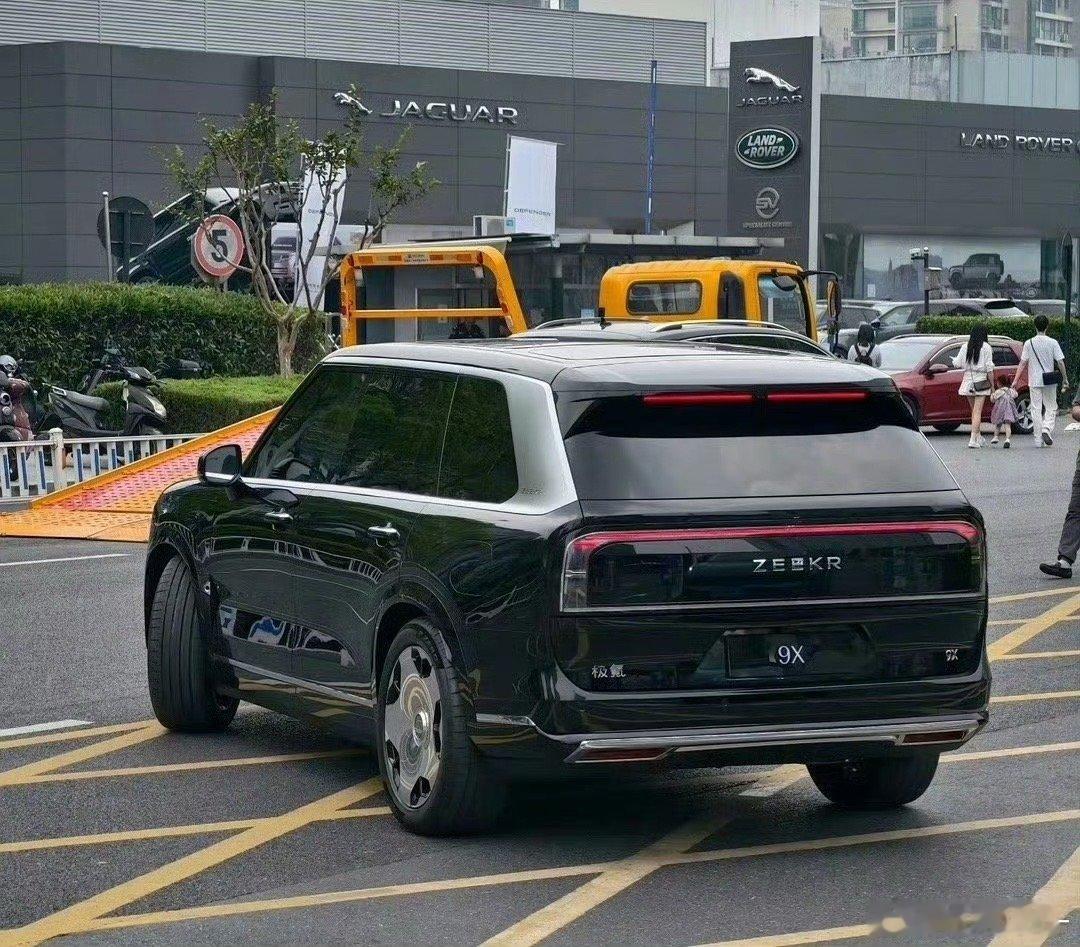 汽车极氪9X无伪装实拍车，车长5239mm，特别是车尾尤其长，整车气