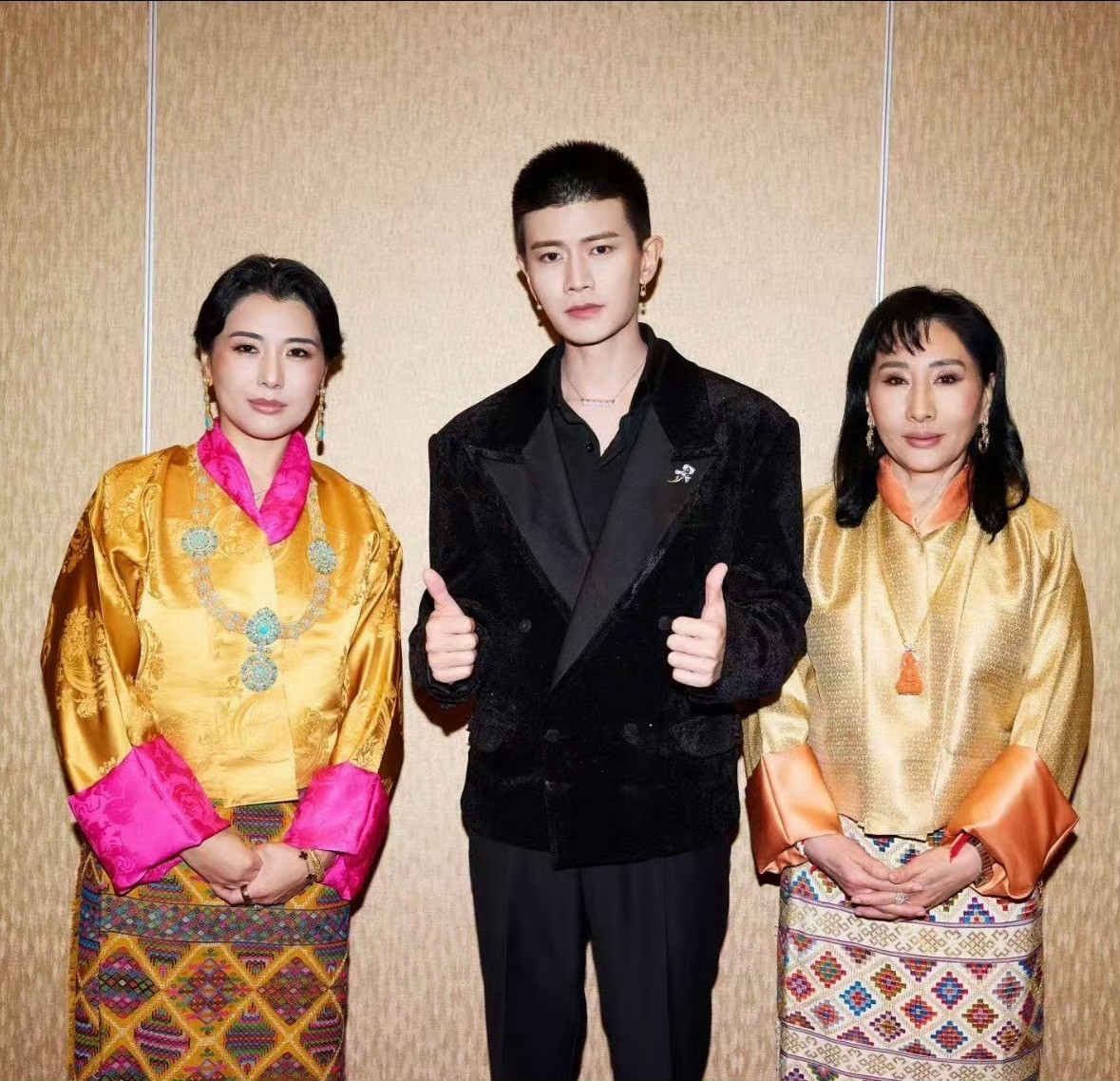 任嘉伦微博交流之夜还和不丹皇太后/不丹公主合影了，文化传输这块真的好棒！