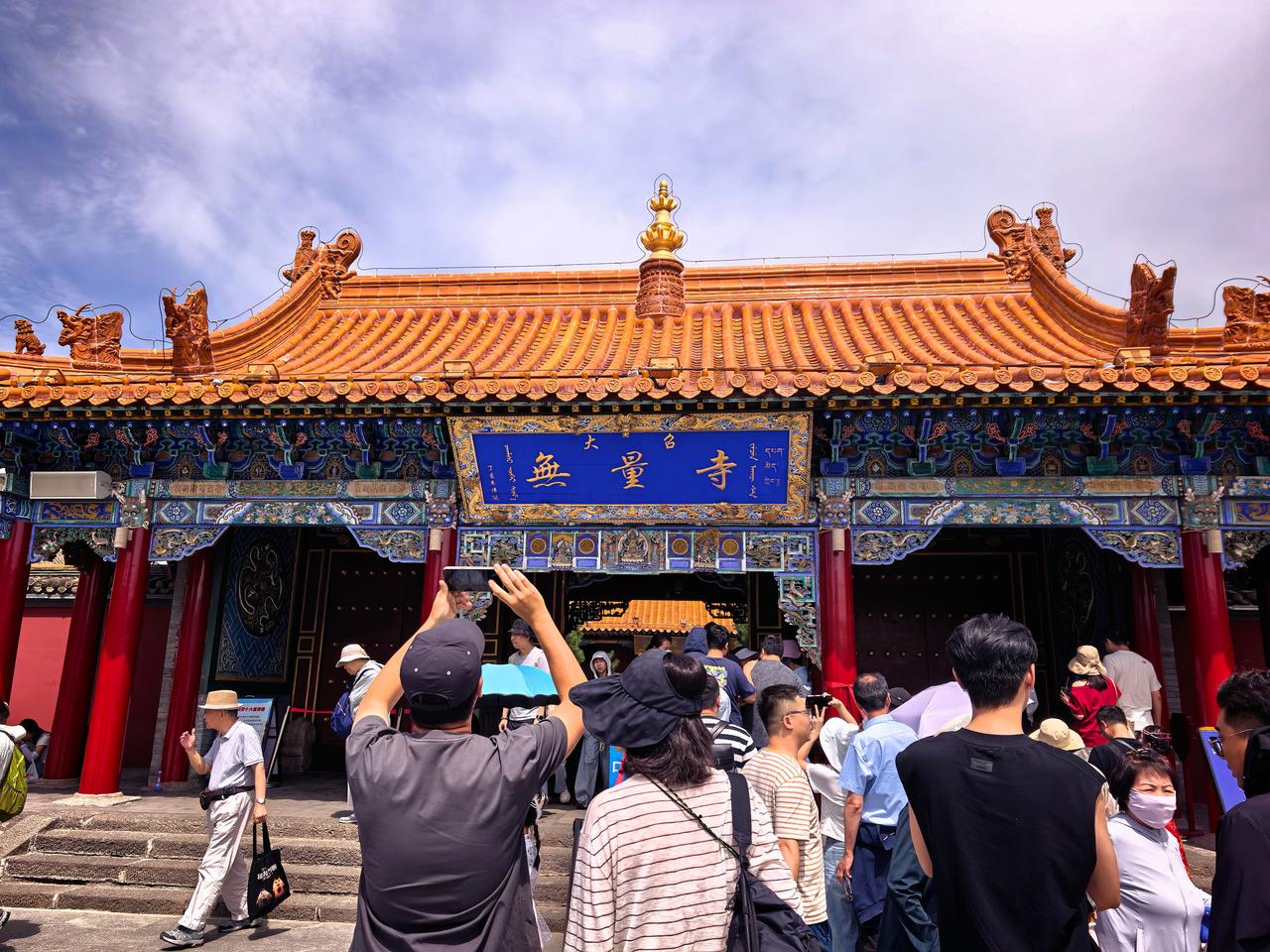没想到呼和浩特的旅游也这么火，看看这大召无量寺乌泱乌泱的人！