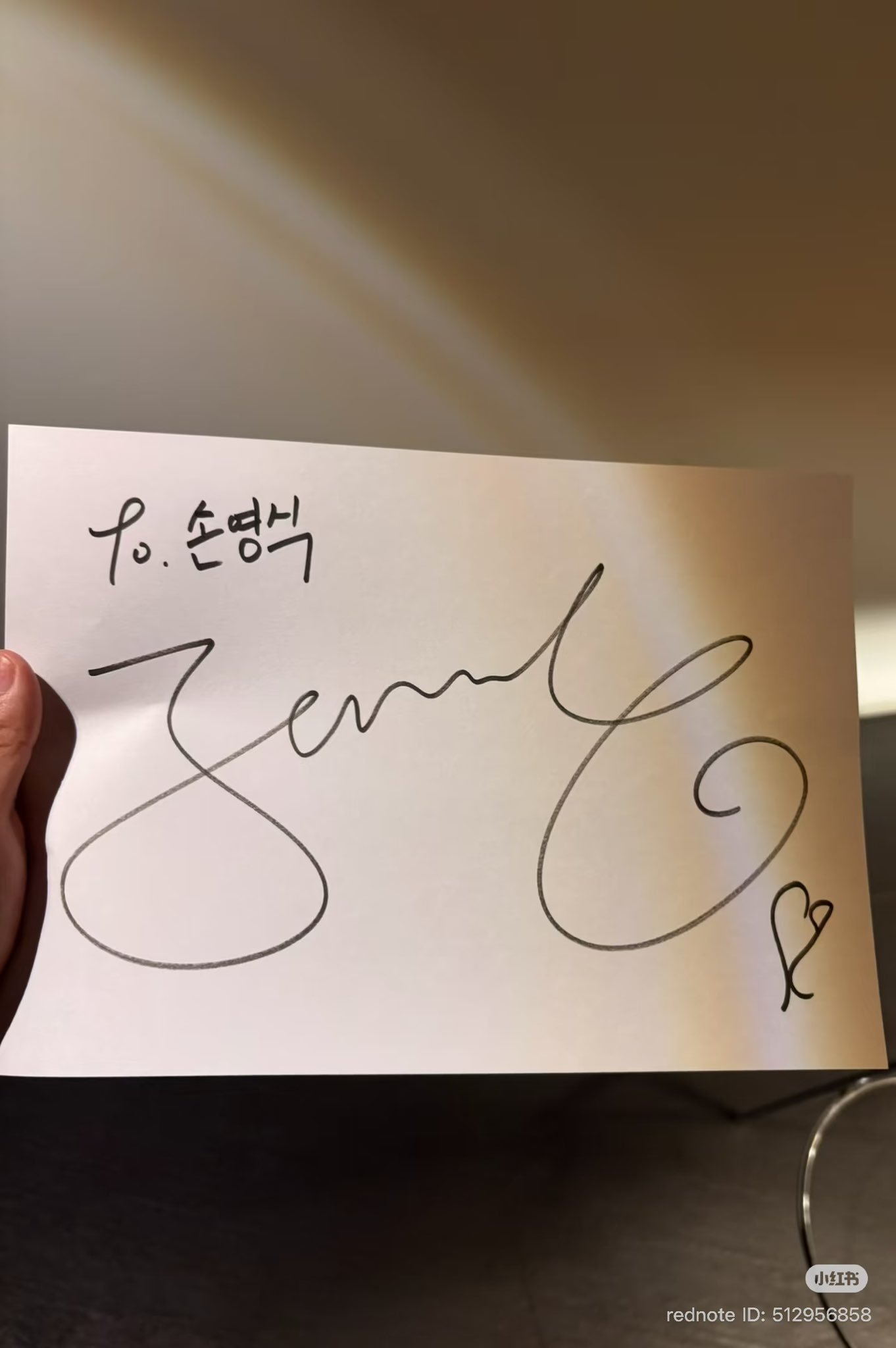 JENNIE一小时前在韩国首尔汉南洞被粉丝偶遇。据OP透露：她刚从美国回来，