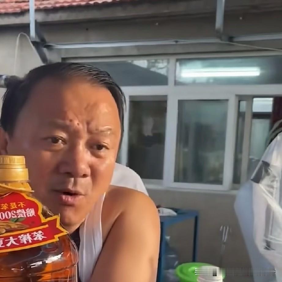 “谢广坤”在直播间售卖笨榨大豆油时，为了让粉丝们信任自家产品，当场赌咒发誓说：“