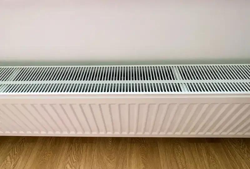 别再争论地暖、暖气片谁更好了。2023年，装错采暖方式的代价不再是砸掉重来。