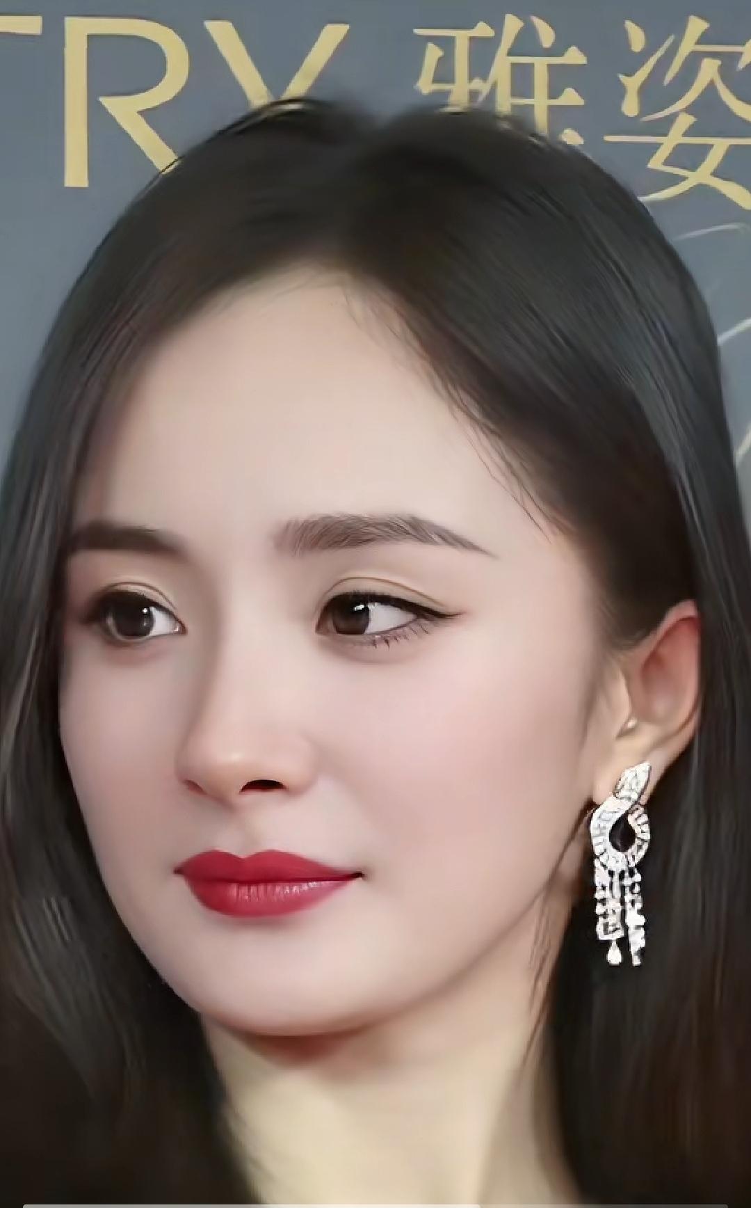 杨幂，娱乐圈中一颗耀眼的影视明珠，她的美独特且富有魅力。杨幂的外貌堪称一绝。她