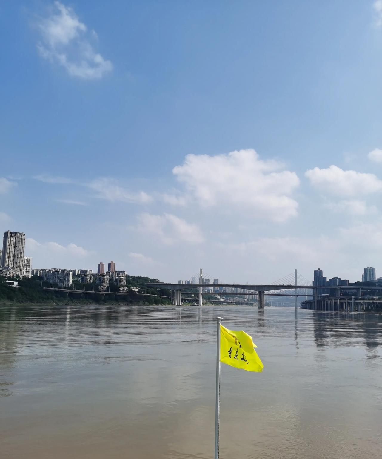 嘉陵江确实更有滋味，从磁器口搭乘游船沿江而下，一路上各种风格各种模样各种颜色的大