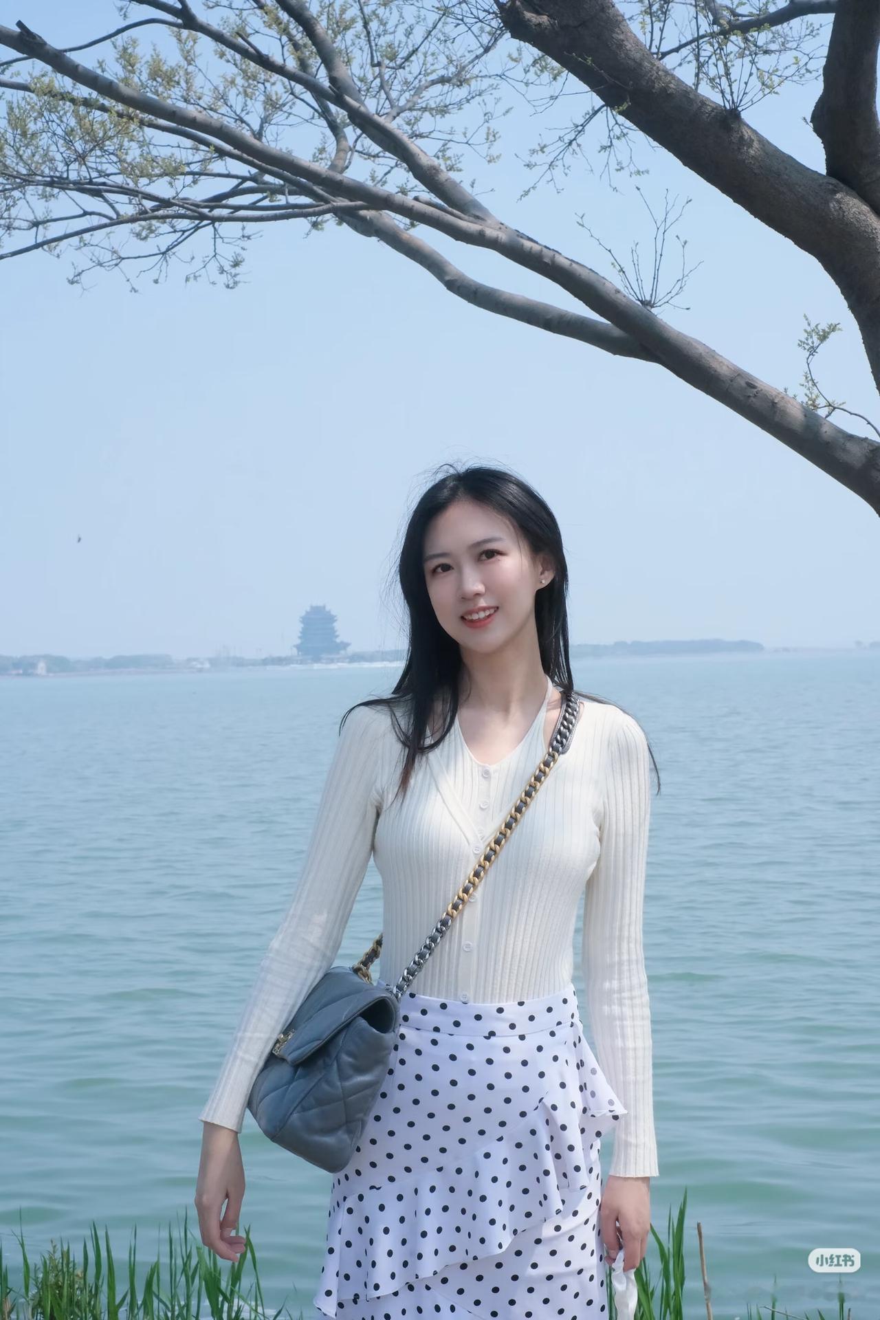 湖畔漫步，春日暖阳，少女笑靥如花。
