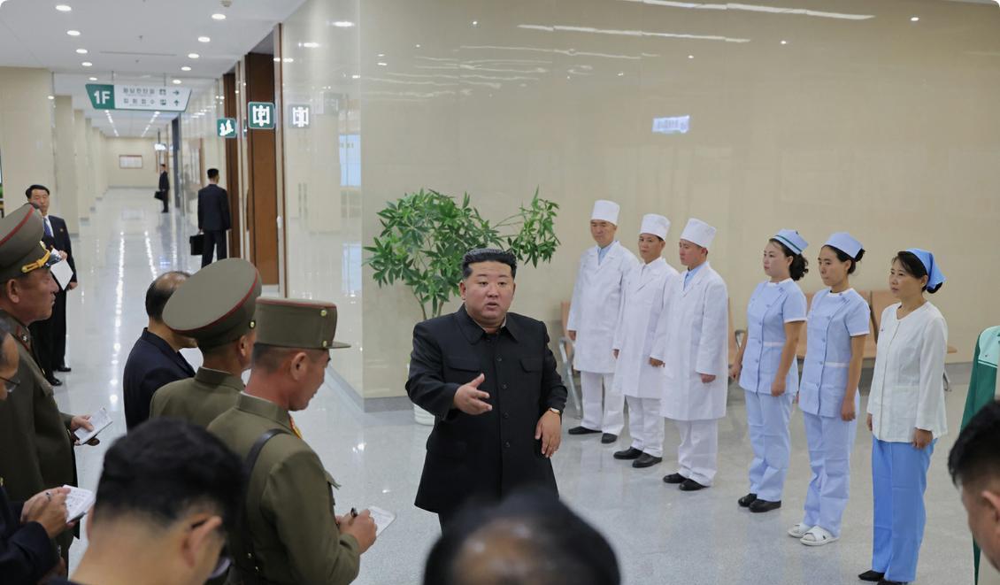金元帅视察即将竣工的平壤综合医院。时间是9月23日。赵甬元、朱昌日、金才龙、