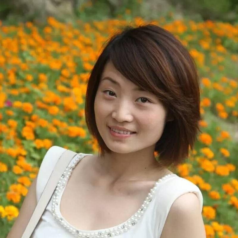 余旭烈士的生活照，这一张花海照拍摄于2010年前后，镜头里没有飞行服、没有战机，