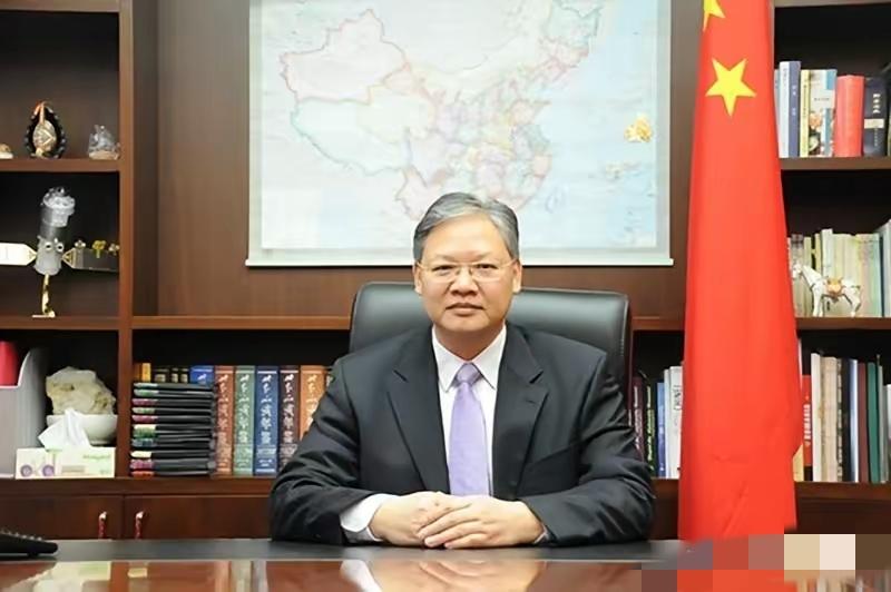 最近有网友注意到个细节——新任中国驻印度大使徐飞洪的官方简历，只写"大学毕业、法