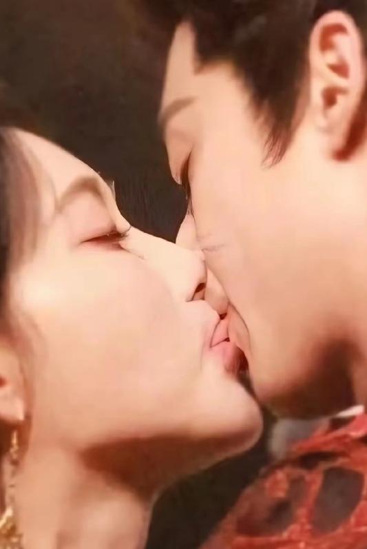 *现在演员都这么敬业吗？孟子义和王鹤棣两人亲吻，有人分析这舌头是孟子义的，为了角