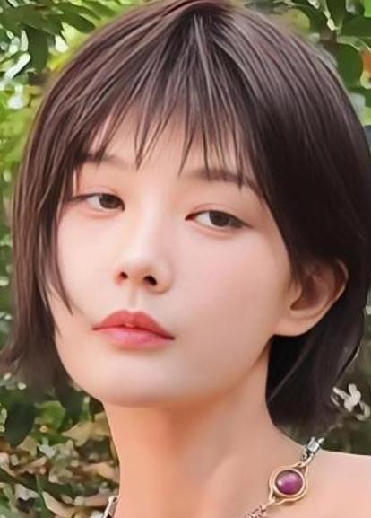 李一桐的短发造型堪称颜值加分项，精致又美丽，完美实现了颜值与气质的双重逆袭。发