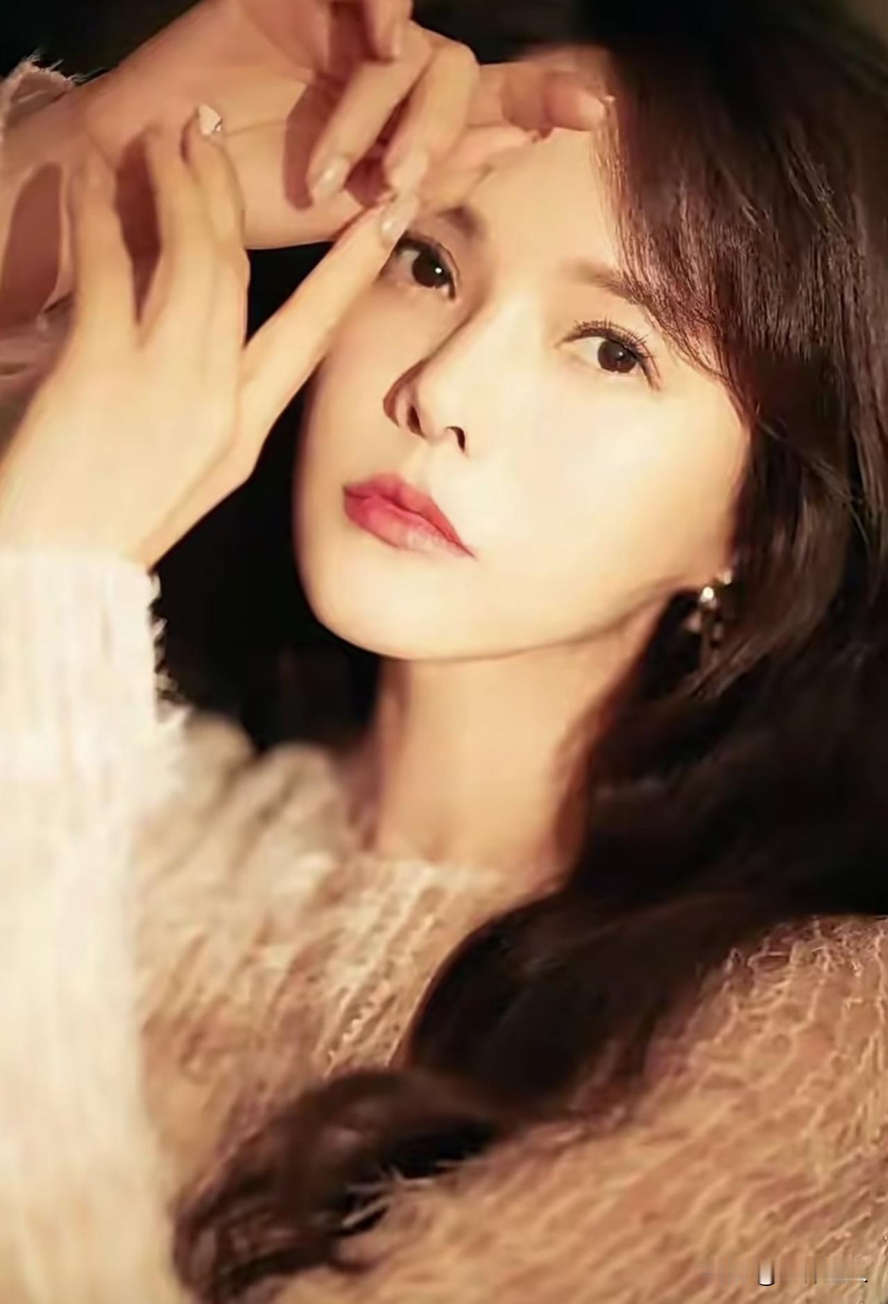 最近，我刷手机，老看到一个有点奇怪的现象。很多以前，感觉特别风光的明星、大老