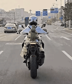 小姑娘把摩托车骑出二八大杠的感觉