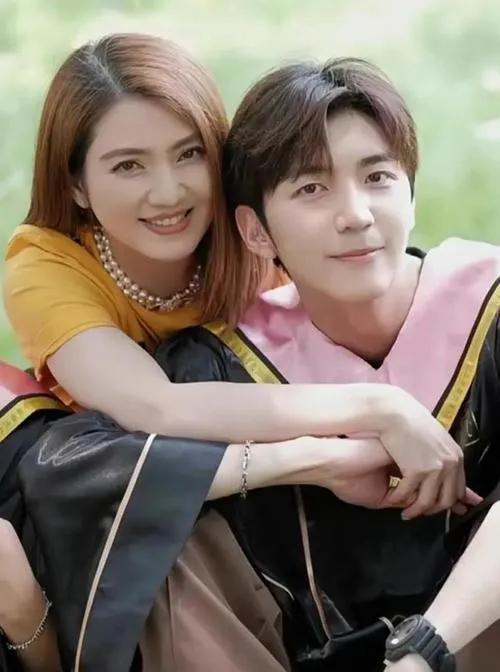 洪欣携女儿现身杭州，网友偶遇并称赞其外貌年轻如四十岁。洪欣保养得宜，皮肤与身材出