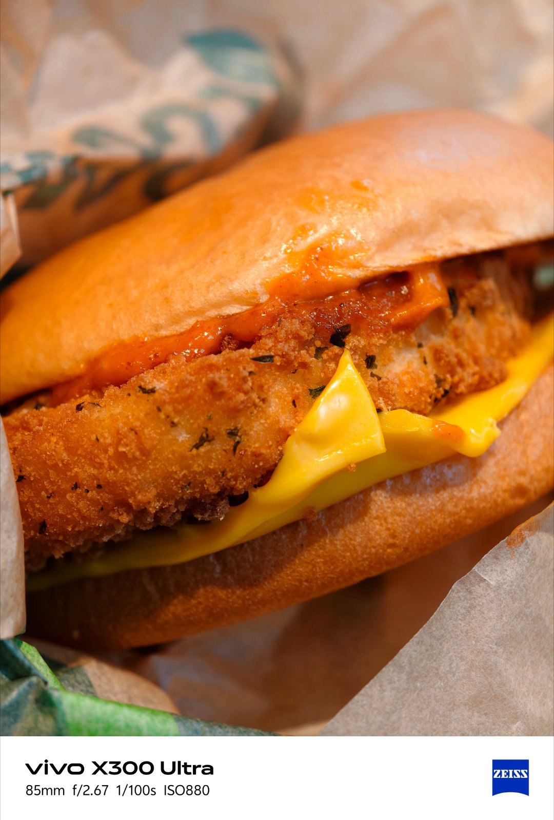 在日内瓦麦当劳点了两种素食汉堡。第一种是基础版，咖喱调味酱加一片素肉饼和芝士，咬