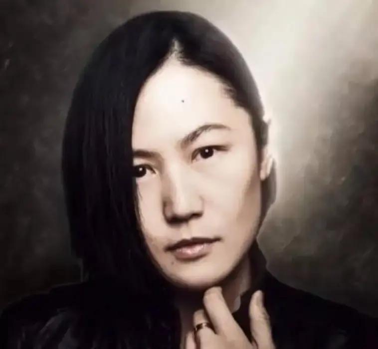 窦唯剪掉长发离开黑豹那年，多少人骂他傻。巅峰期退队，亲手把《无地自容》这种金曲