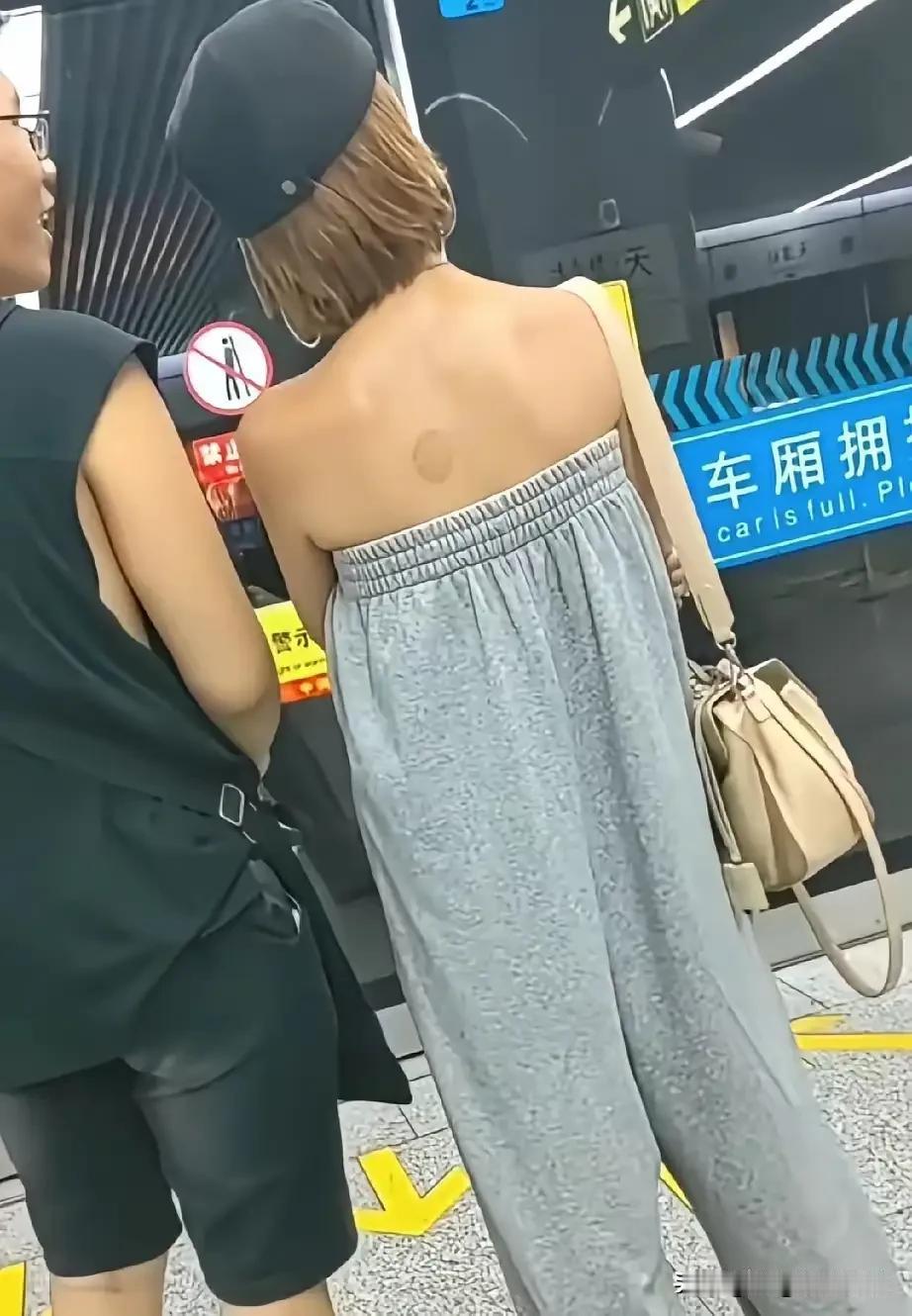 时尚和另类是不是画等号？我这个小老太太不懂，但是这样的衣服，真是让我大开眼界了。