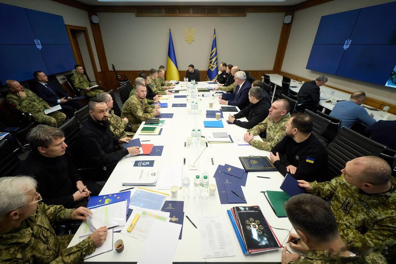 【泽连斯基俄方近期加大了攻击强度】12月22日，泽连斯基主持召开大本营会议。他在