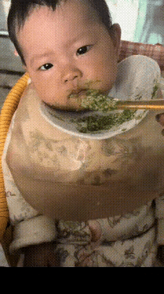 看这小孩，小小的年龄，表情心情很不好，老郁闷了。这表情感觉生无可恋，而且又无可奈