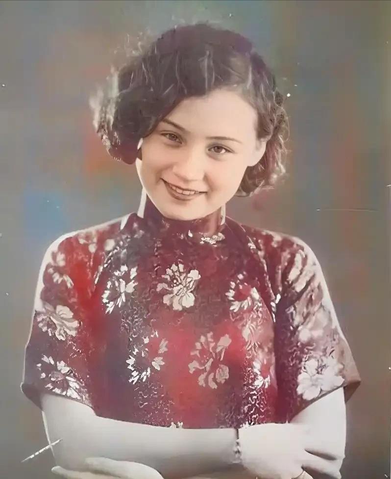 1937年，著名影星陈燕燕去闺蜜童月娟的家中做客，聊的口渴就顺手把桌上茶杯里的水
