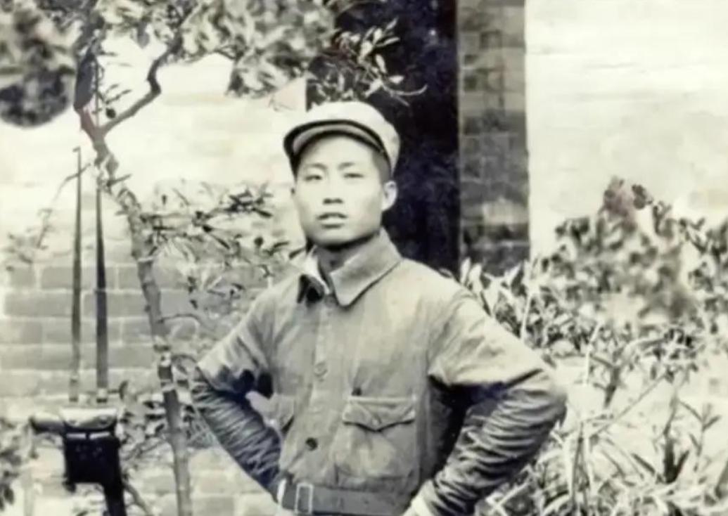 他是陈赓麾下第一猛将，30岁娶19岁娇妻，结婚才3天竟然当众拿枪追着新娘，喊道：